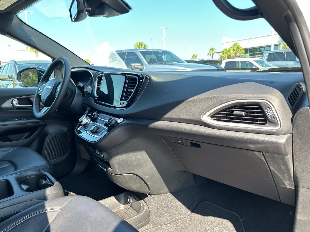 Used 2025 Chrysler Pacifica Select FWD image 16