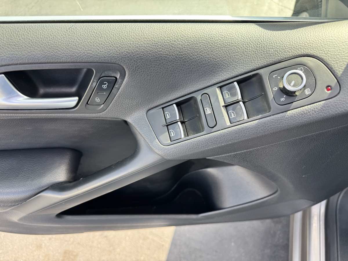 Used 2011 Volkswagen Tiguan SEL FWD image 40