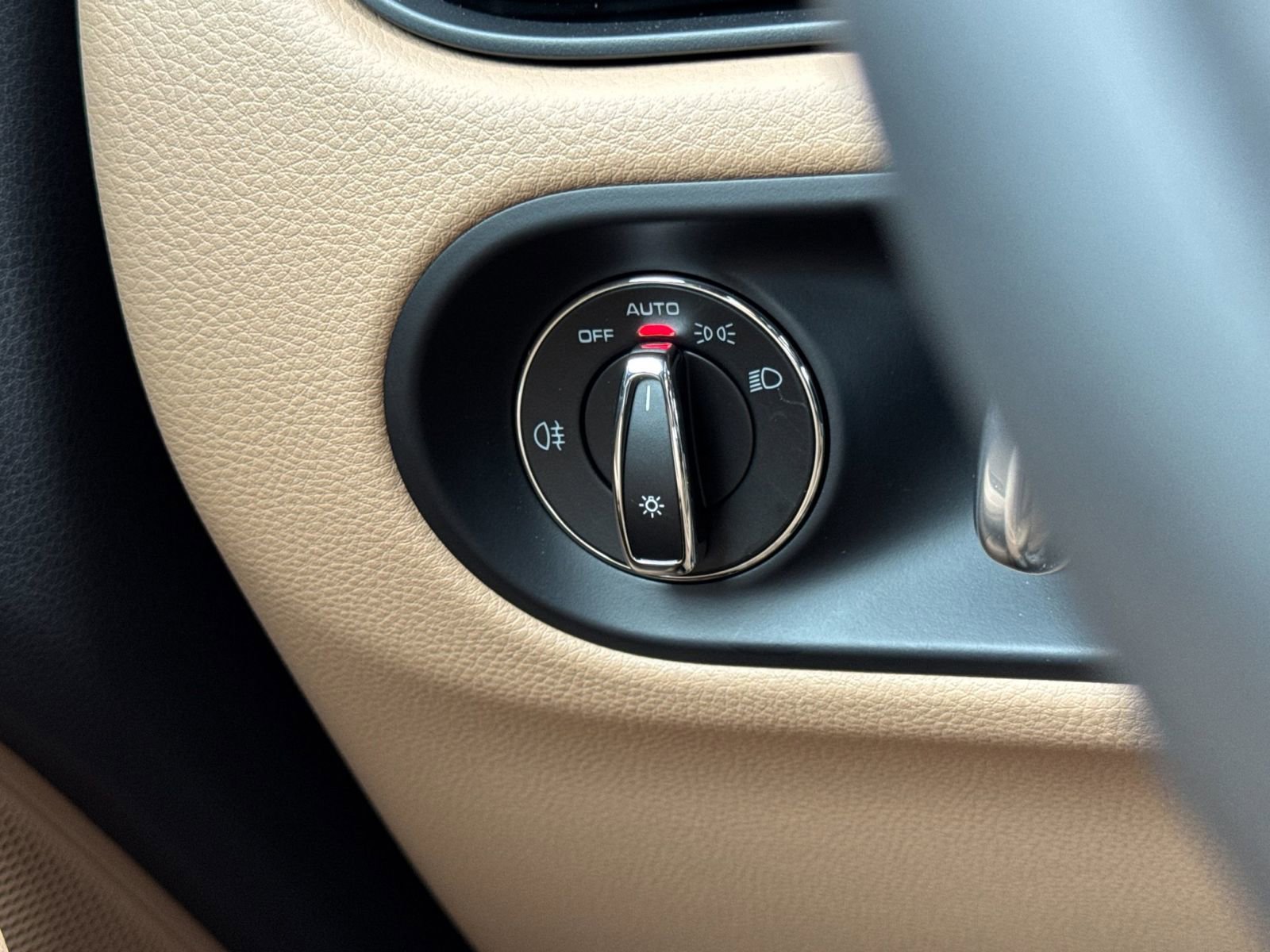 Certified 2025 Porsche Macan image 32