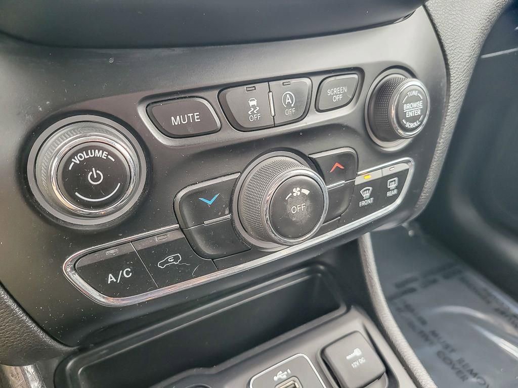 Used 2021 Jeep Cherokee Latitude Plus image 17