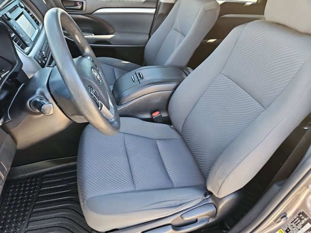Used 2019 Toyota Highlander LE w/ Carpet Mat Package (TMS) image 15