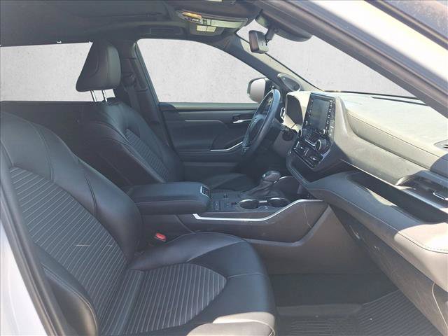 Used 2022 Toyota Highlander XSE FWD image 16