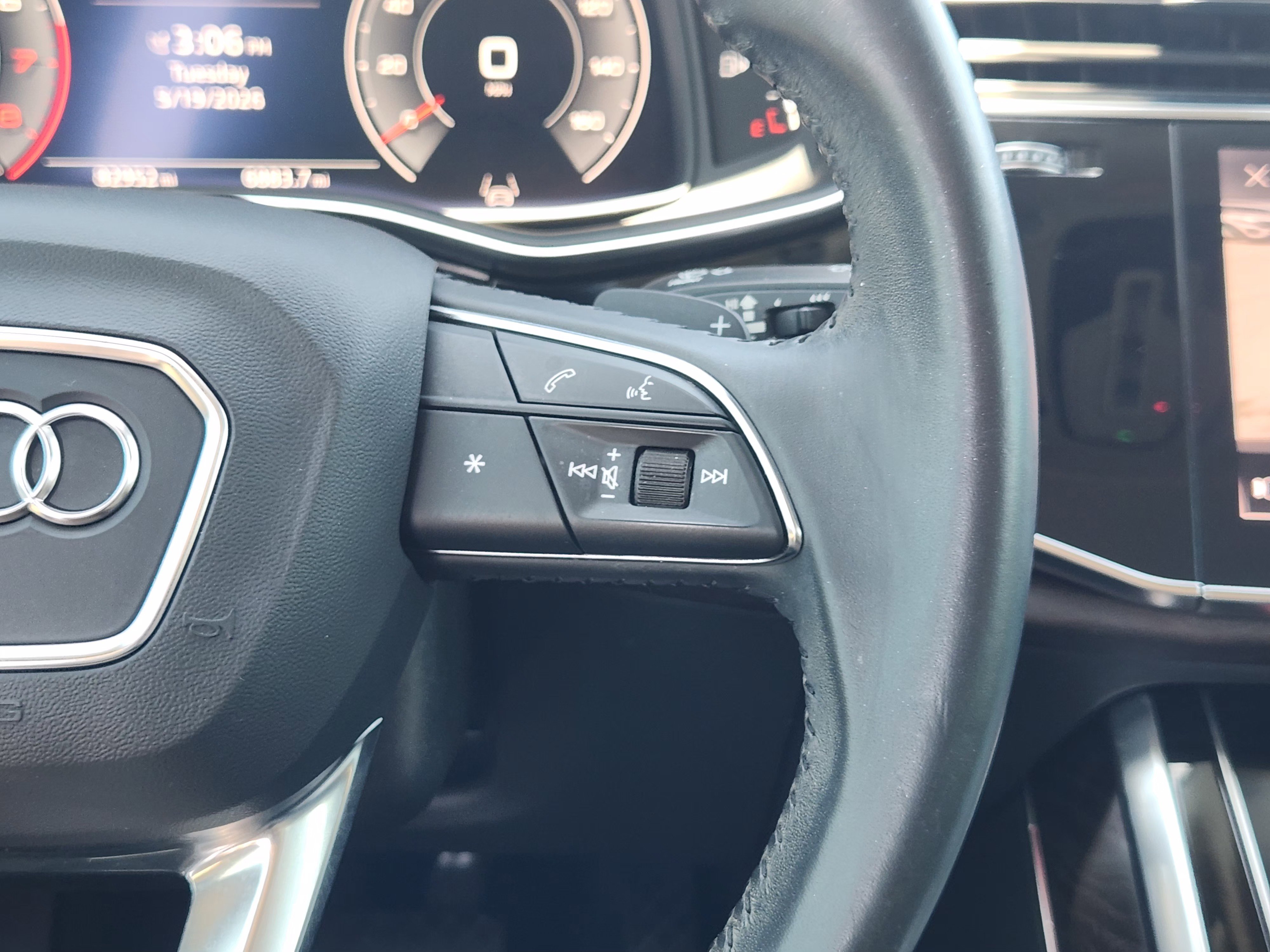 Used 2019 Audi Q8 Premium Plus AWD/4WD image 29