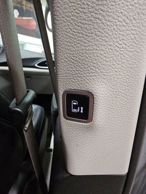 Used 2024 Chrysler Pacifica Touring-L image 42