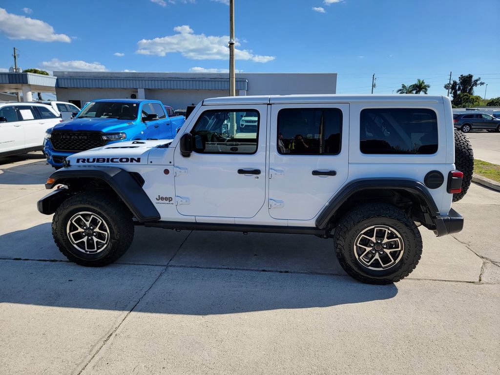 Used 2025 Jeep Wrangler Unlimited Rubicon w/ Convenience Group AWD/4WD image 2