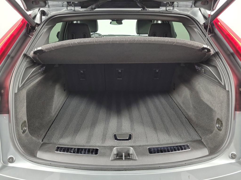 Certified 2025 Cadillac XT4 Premium Luxury image 8