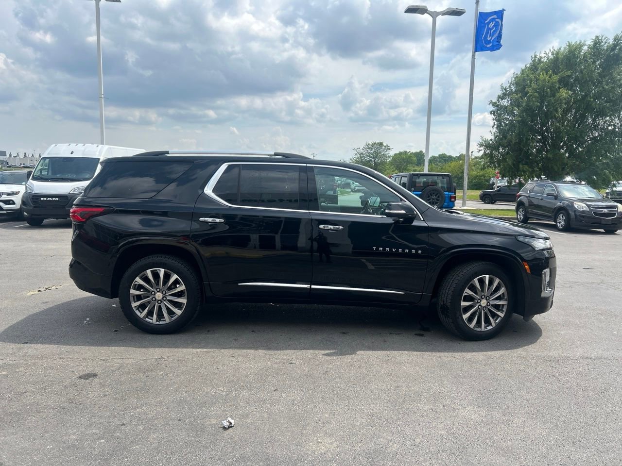 Used 2023 Chevrolet Traverse Premier AWD/4WD image 2