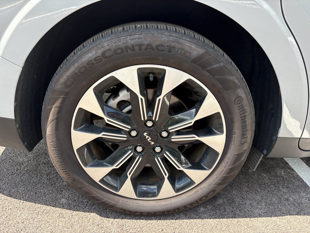 Used 2024 Kia Carnival EX FWD image 14