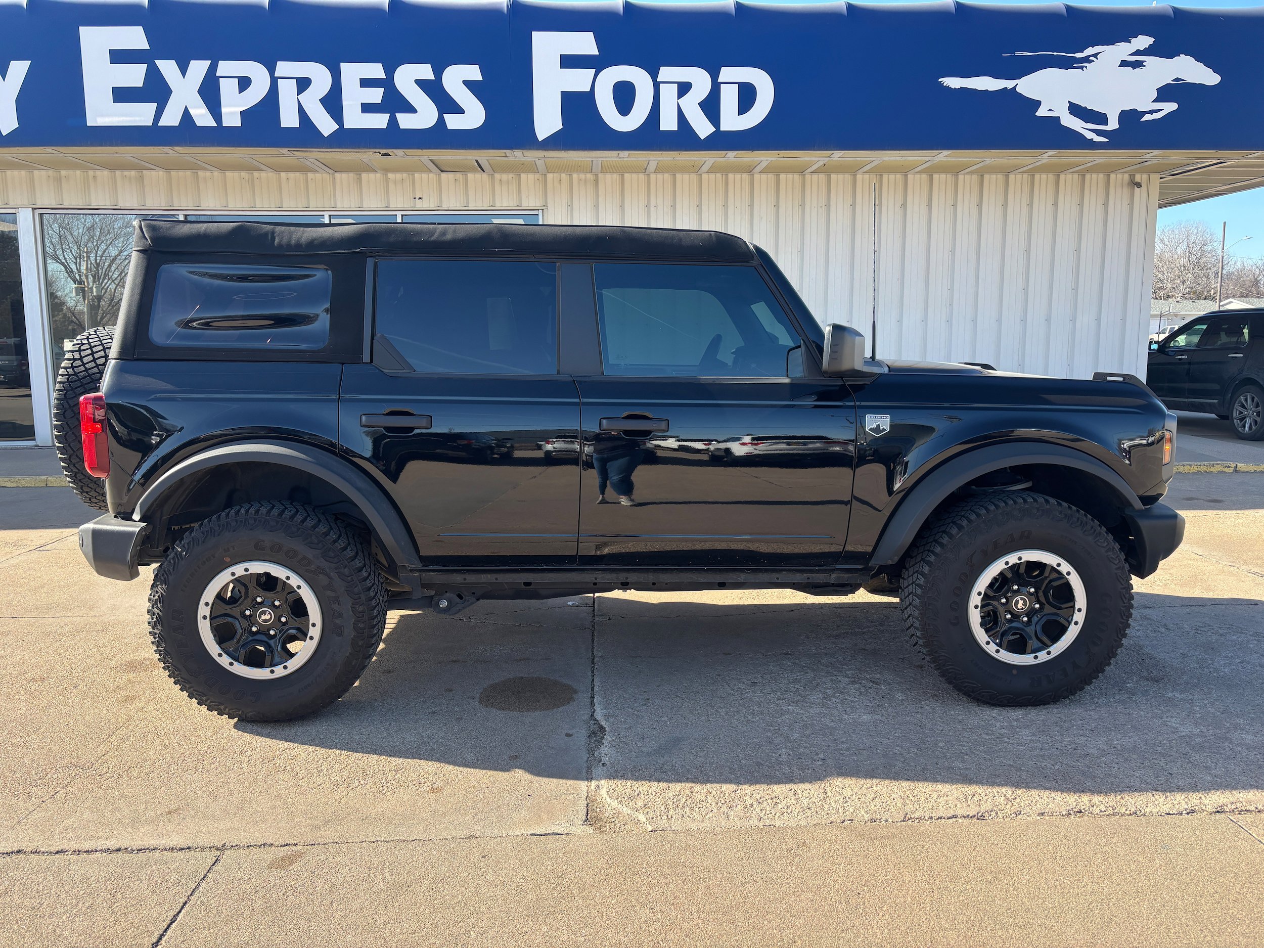 Used 2023 Ford Bronco Big Bend w/ Sasquatch Package AWD/4WD image 2