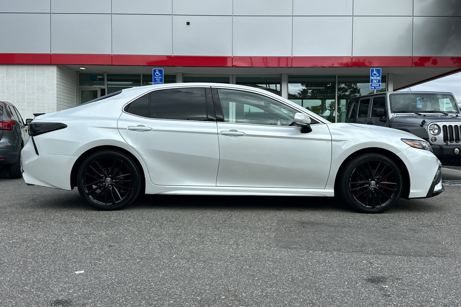 Used 2021 Toyota Camry XSE FWD image 3