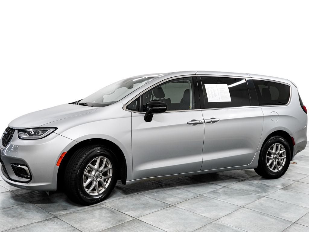 Used 2024 Chrysler Pacifica Touring-L FWD image 4