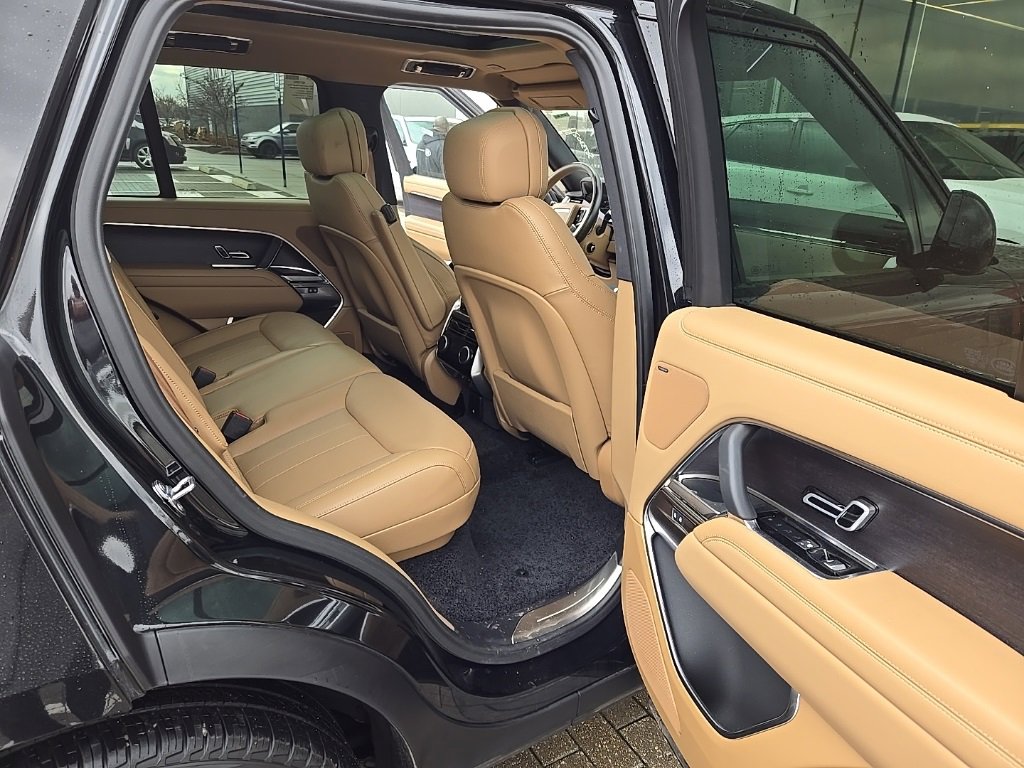 Used 2025 Land Rover Range Rover SE image 17