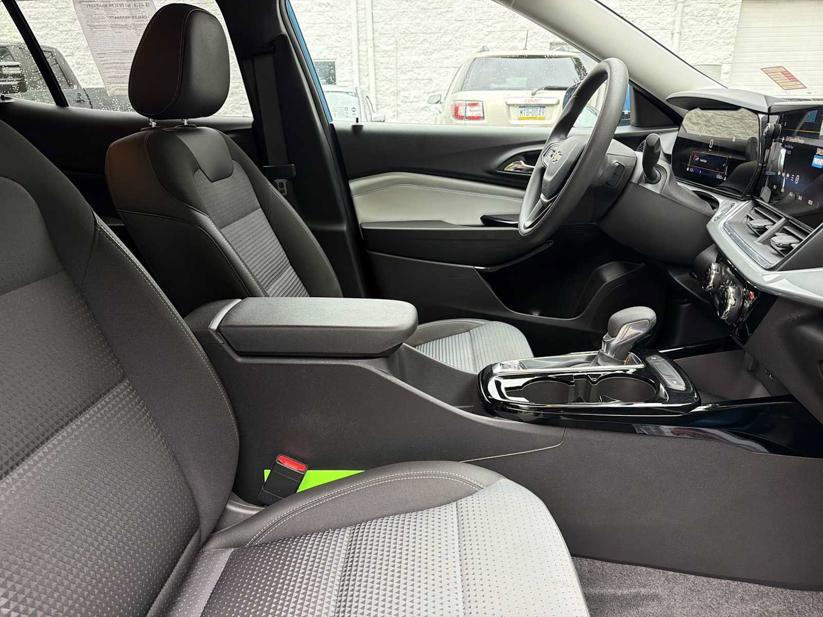 Used 2025 Chevrolet Trax LT FWD image 27