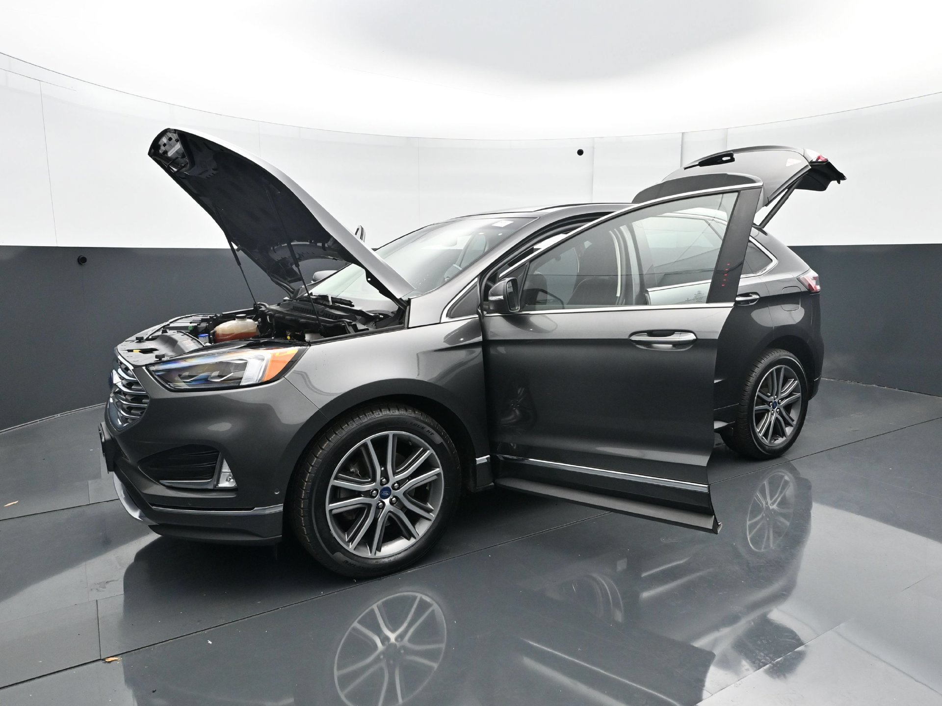 Used 2019 Ford Edge Titanium w/ Equipment Group 301A AWD/4WD image 28