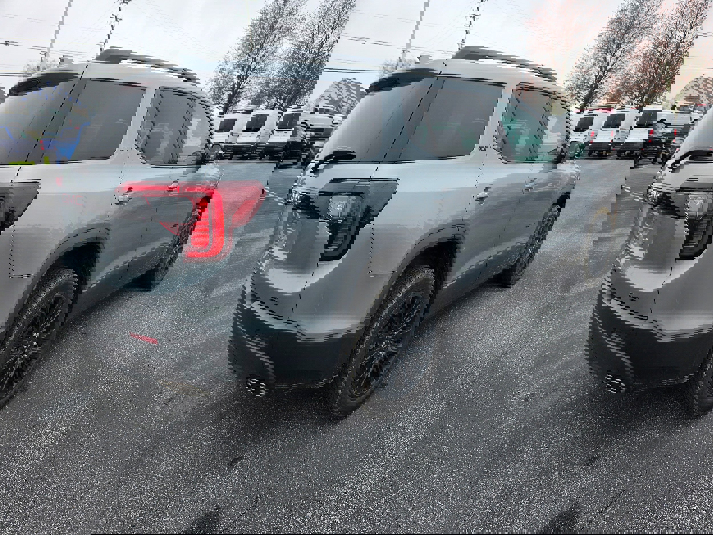 Used 2023 GMC Acadia SLE w/ Driver Convenience Package image 3