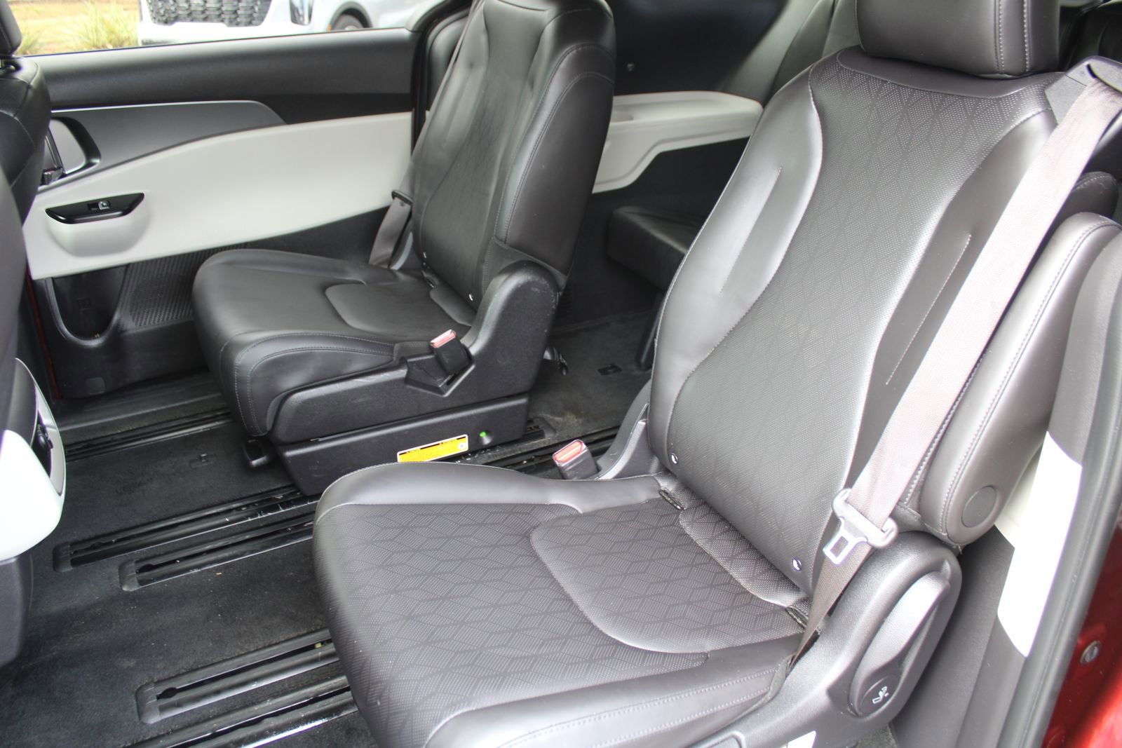 Used 2022 Kia Carnival LX image 7