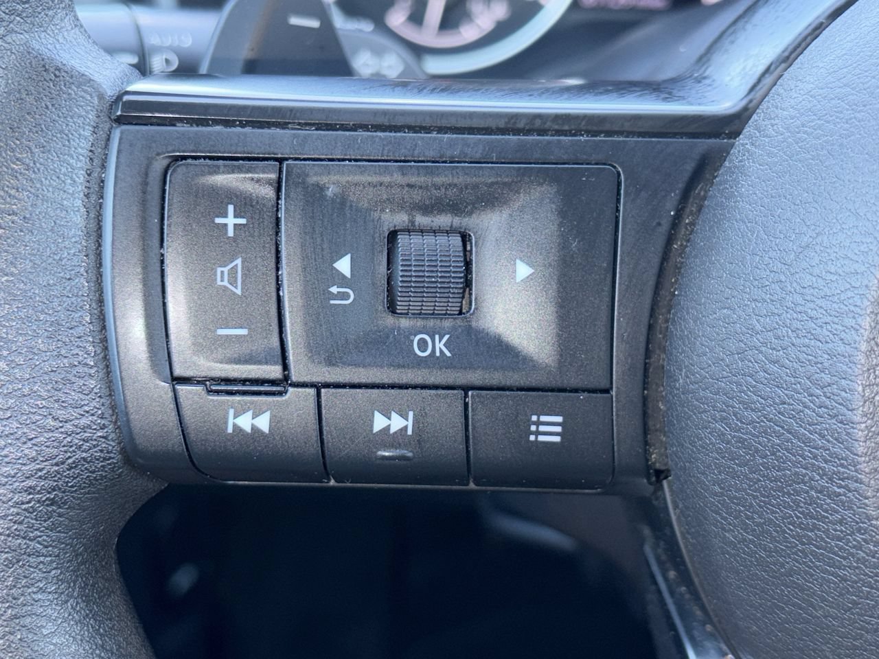 Used 2023 Nissan Rogue S FWD image 10
