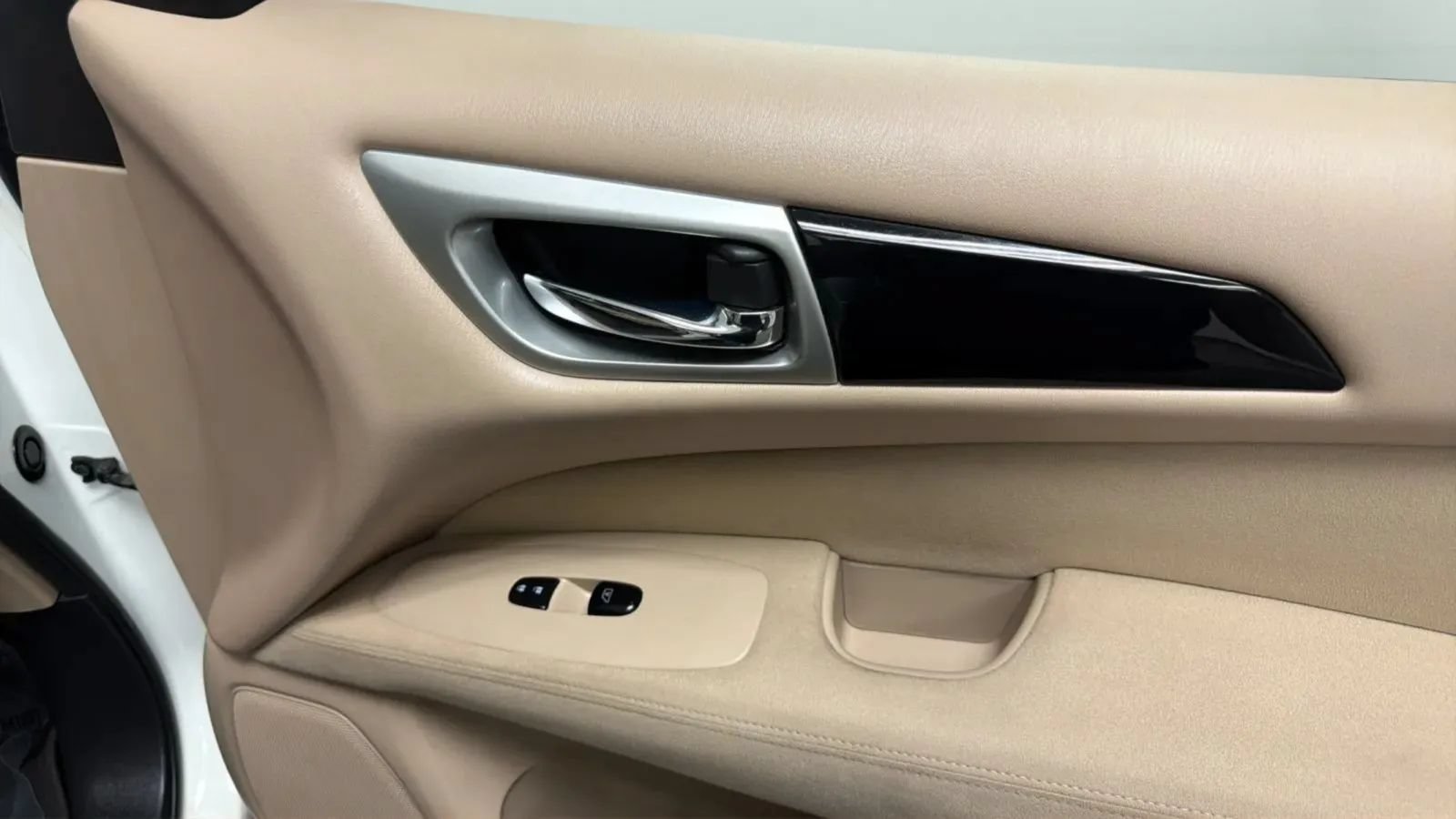 Used 2016 Nissan Pathfinder SV FWD image 18