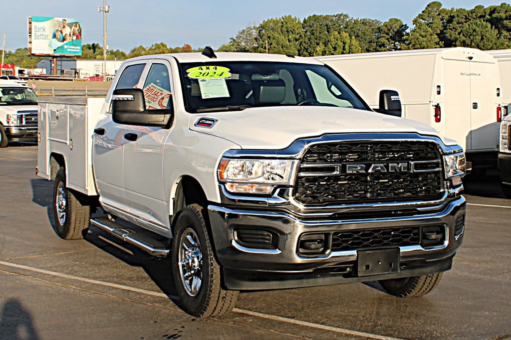 Used 2024 RAM 2500 Tradesman w/ Chrome Appearance Group AWD/4WD image 3