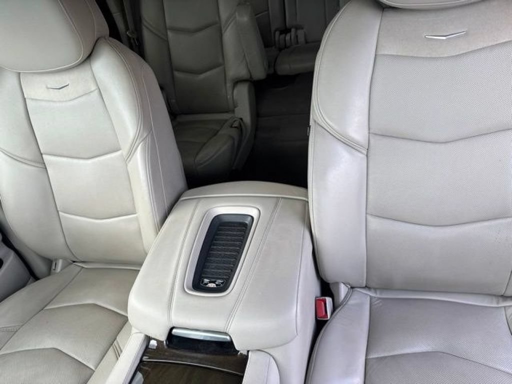 Used 2020 Cadillac Escalade Luxury w/ LPO, Radiant Package AWD/4WD image 20