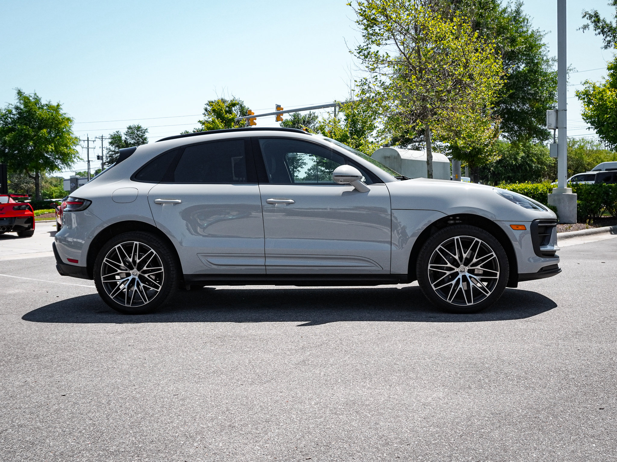 Used 2025 Porsche Macan AWD/4WD image 11