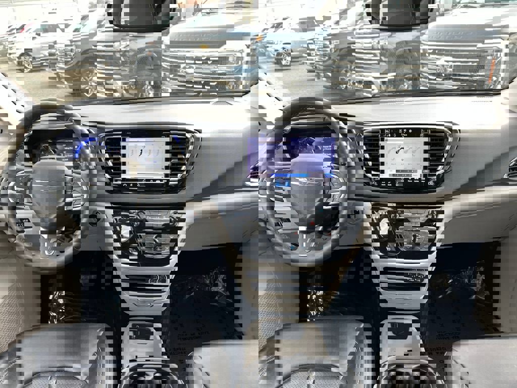 Used 2023 Chrysler Pacifica Touring-L image 9