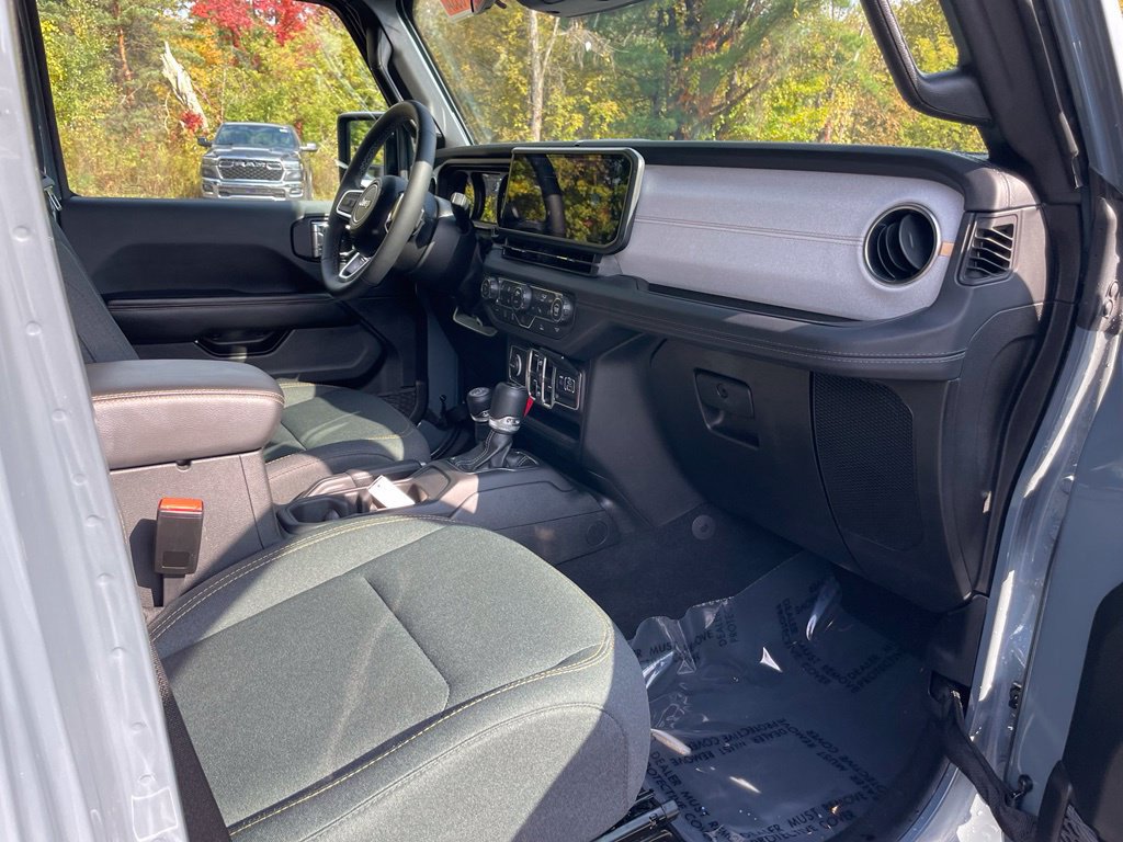 Used 2026 Jeep Wrangler Unlimited Sahara AWD/4WD image 12
