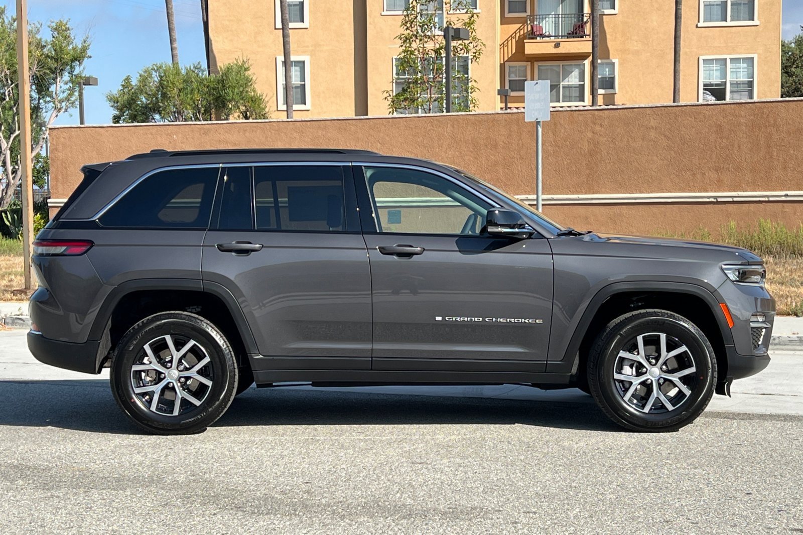 New 2025 Jeep Grand Cherokee Limited image 3