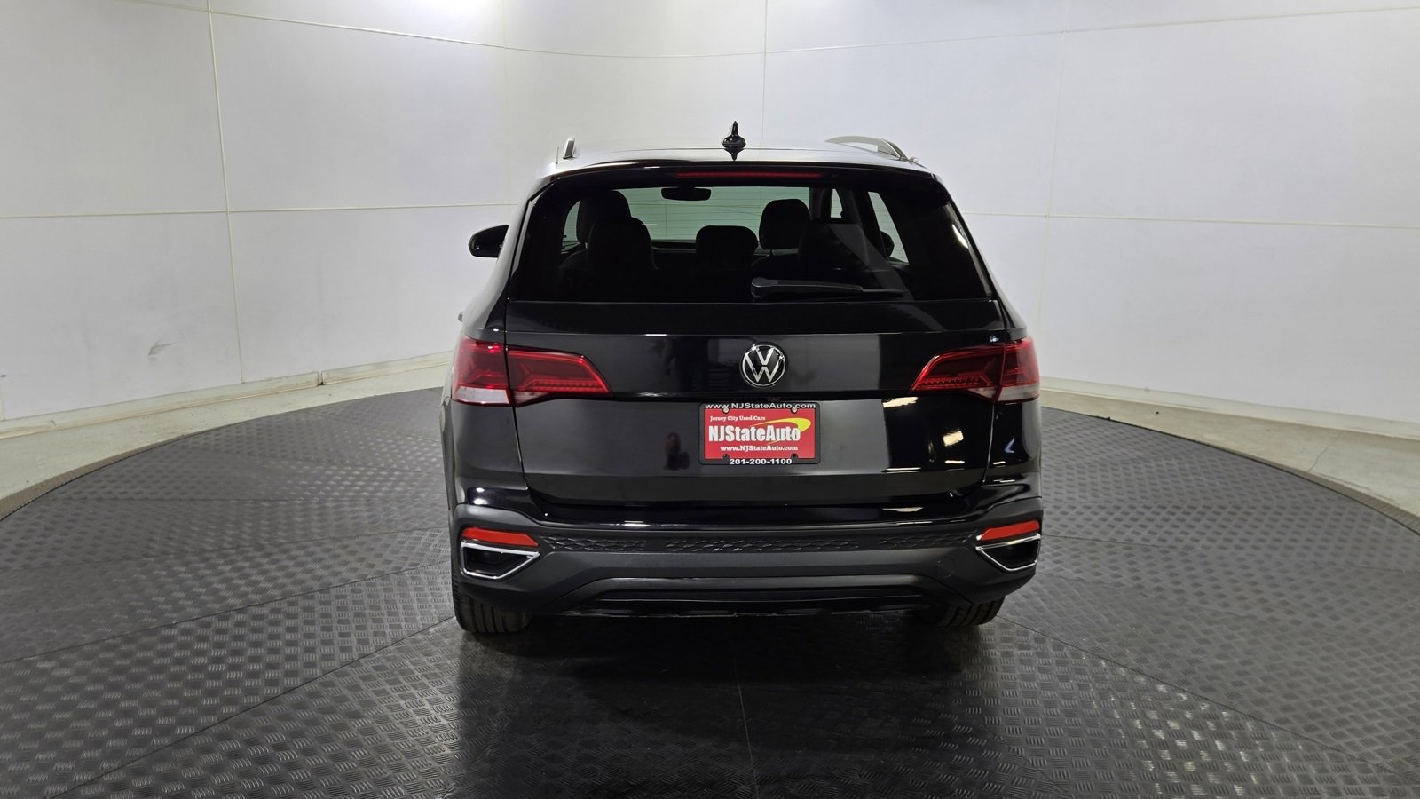 Used 2024 Volkswagen Taos SE image 6