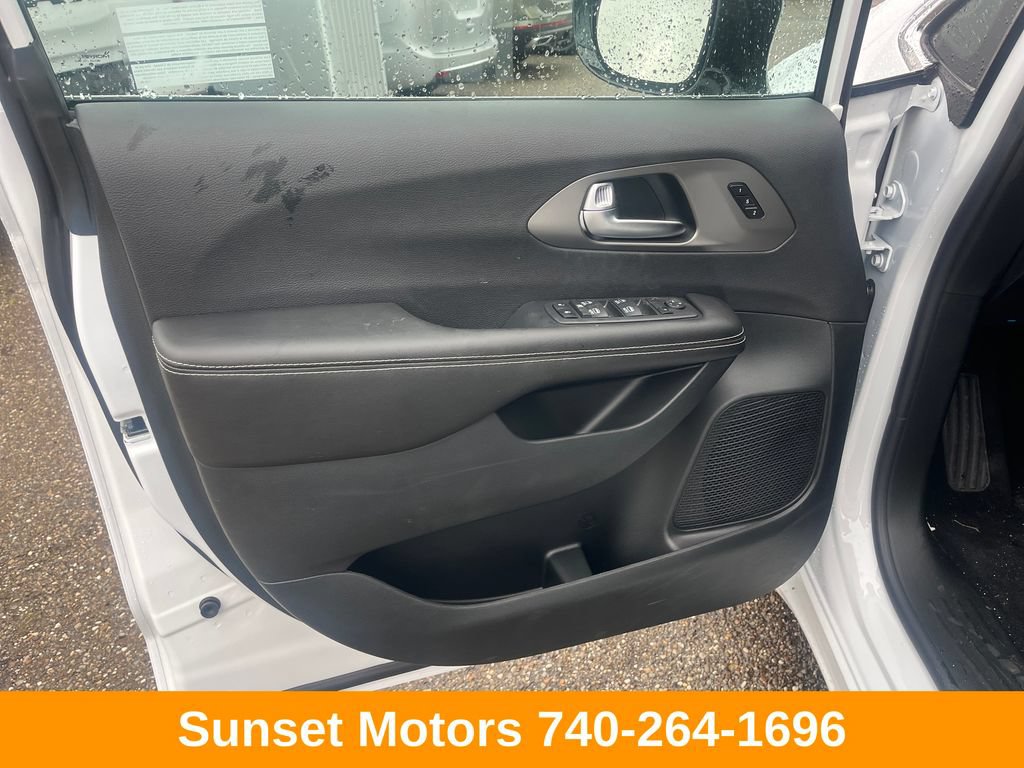 New 2027 Chrysler Pacifica Select FWD image 10