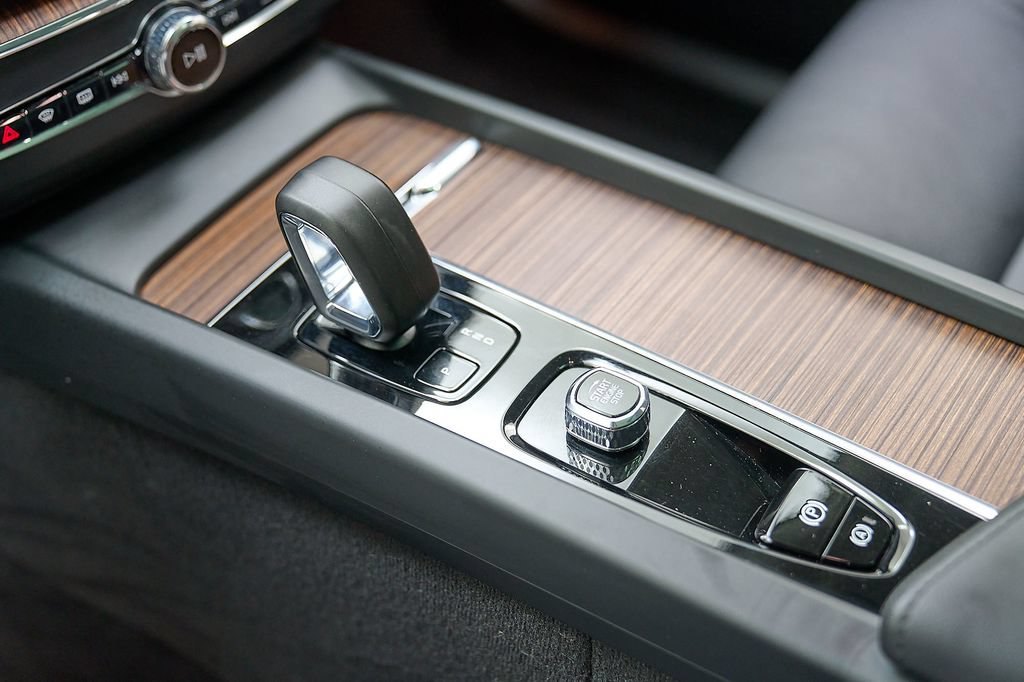Certified 2024 Volvo XC60 T8 Plus AWD/4WD image 18