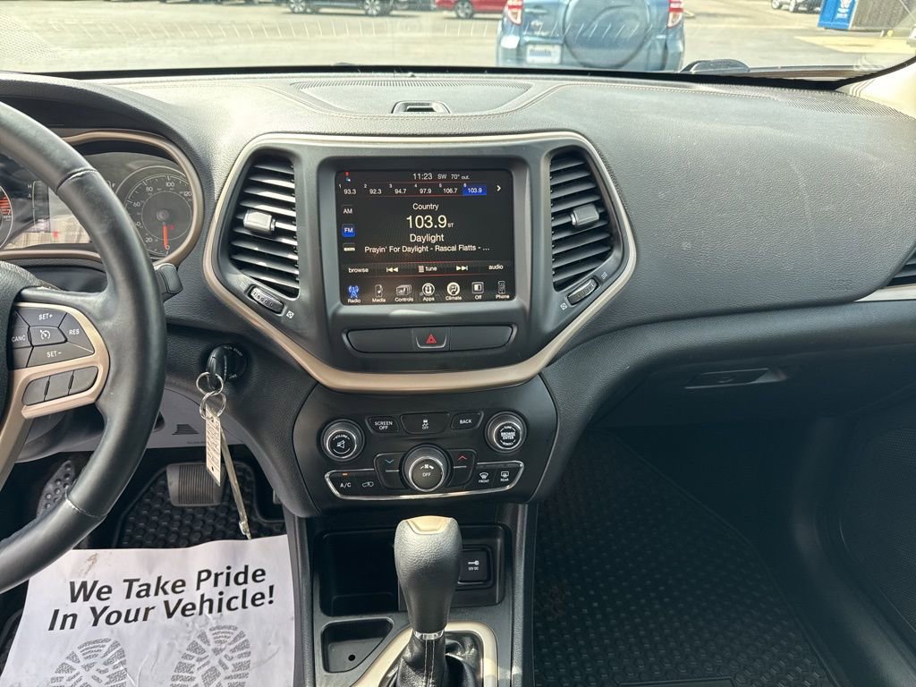 Used 2017 Jeep Cherokee Latitude w/ Cold Weather Group FWD image 18