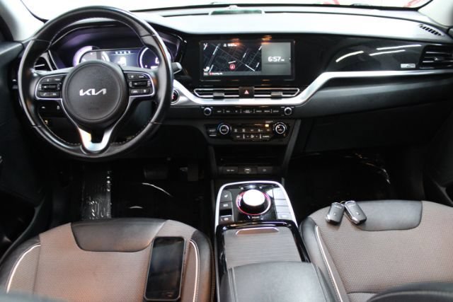 Used 2022 Kia Niro EX FWD image 2