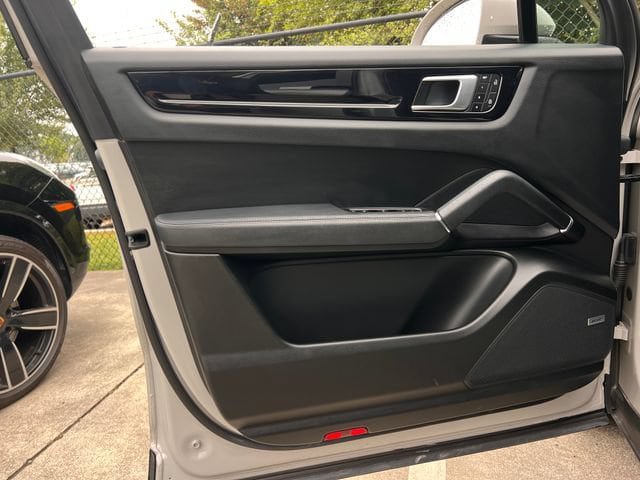 Used 2023 Porsche Cayenne AWD/4WD image 10