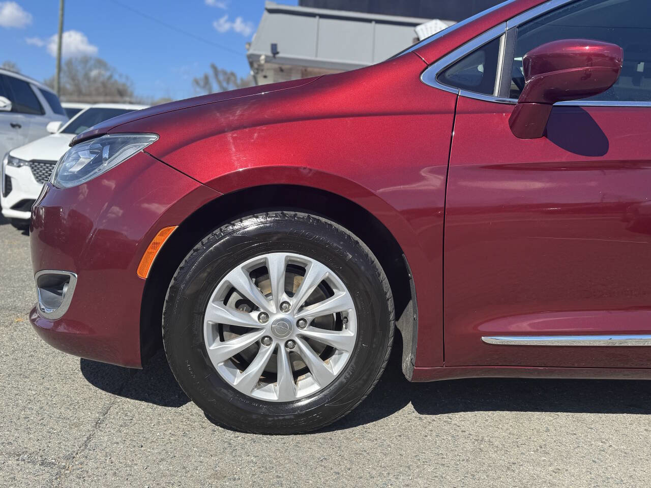Used 2019 Chrysler Pacifica Touring-L FWD image 19