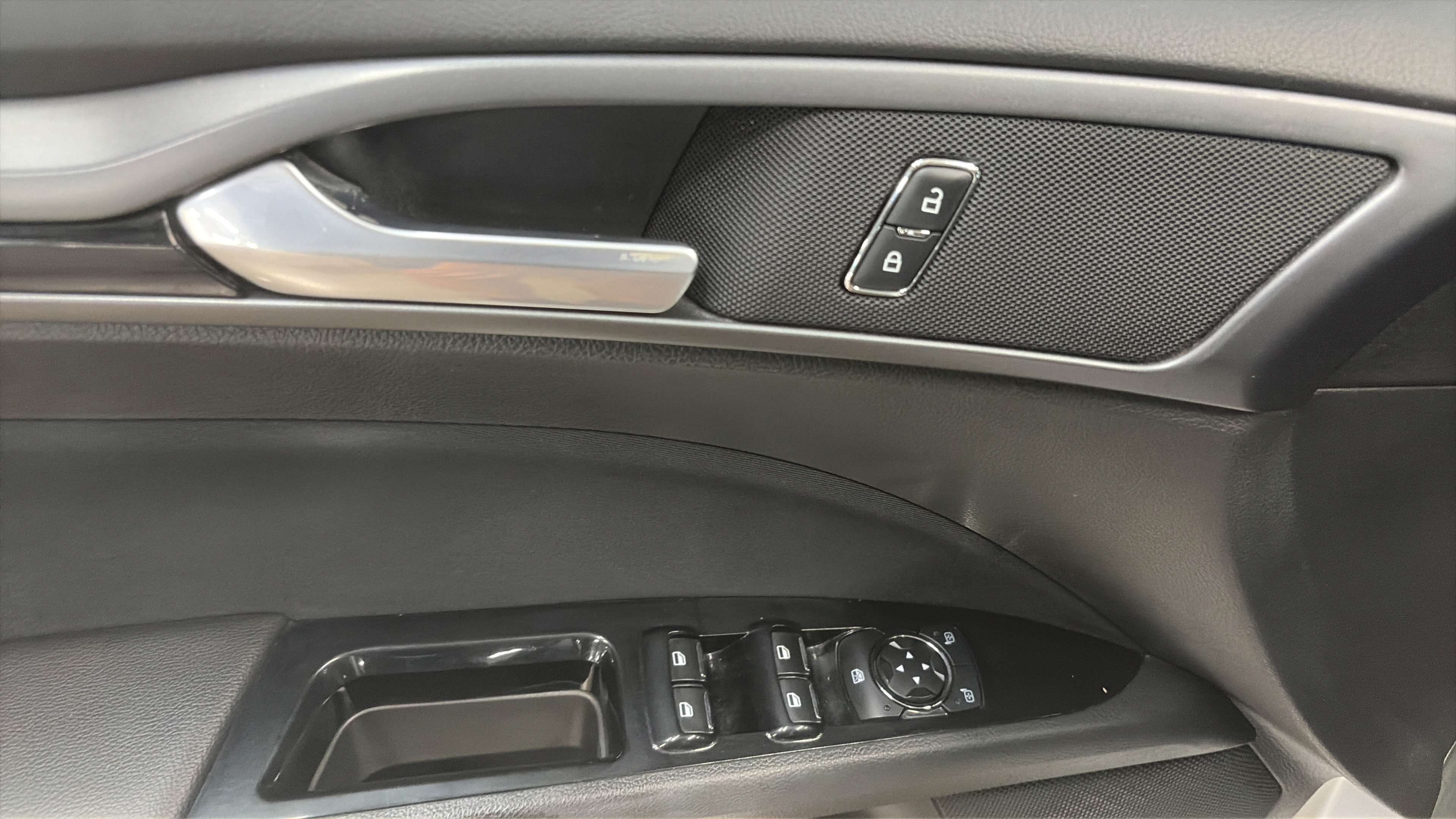 Used 2014 Ford Fusion SE FWD image 22