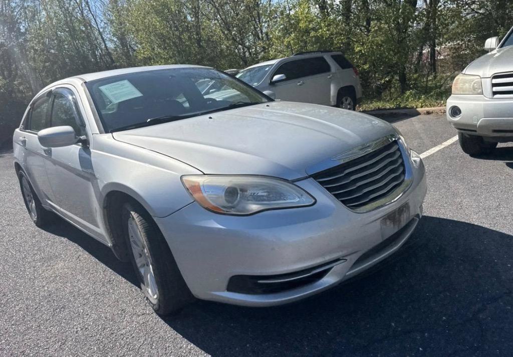 Used 2011 Chrysler 200 Touring FWD image 3