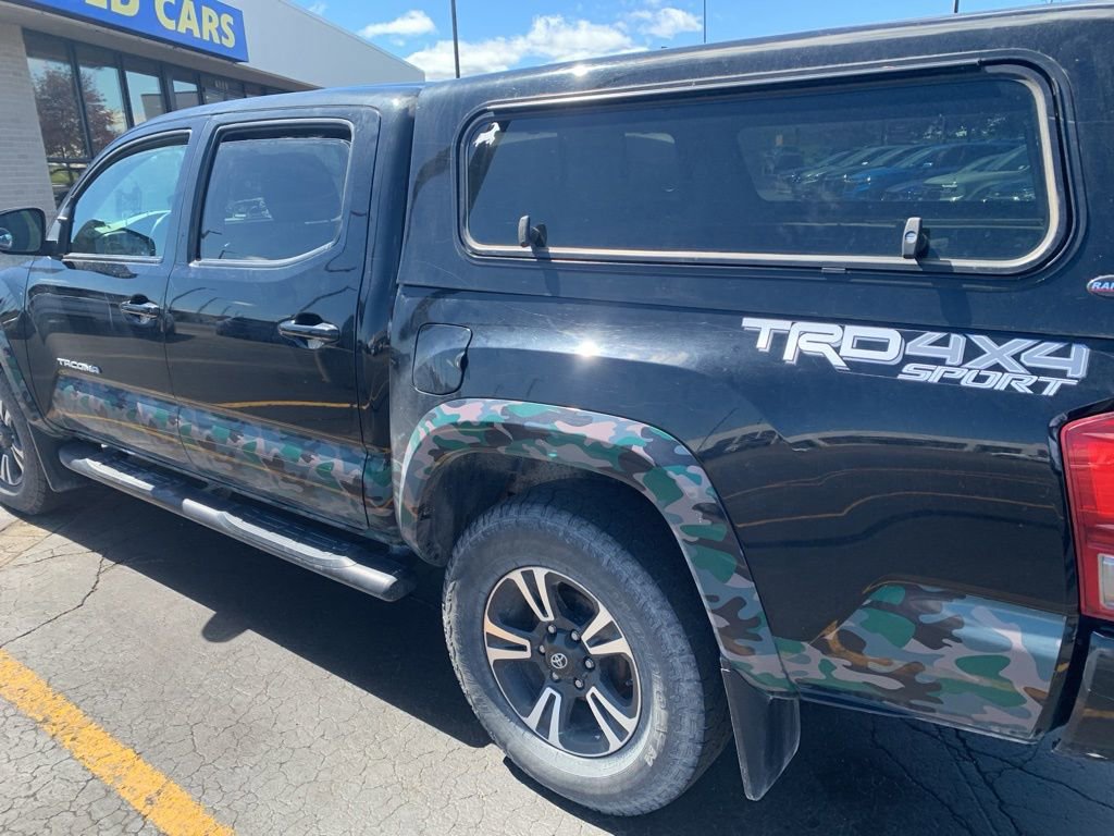 Used 2017 Toyota Tacoma TRD Sport w/ Tow Package (A/T) AWD/4WD image 5