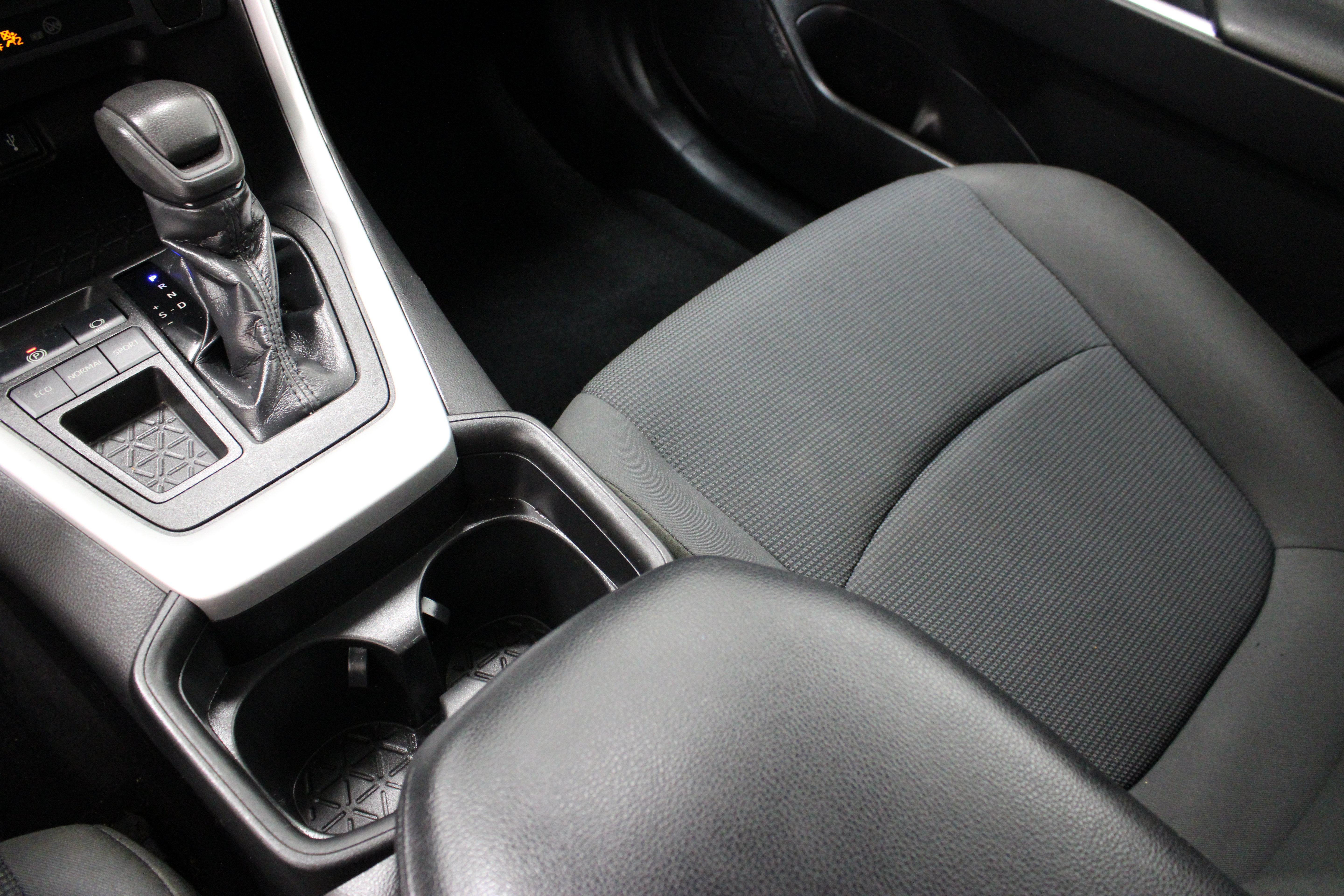 Used 2021 Toyota RAV4 LE FWD image 16