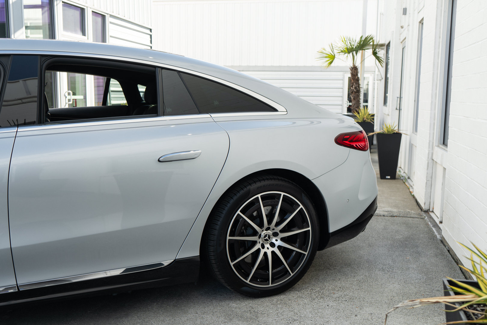 Used 2023 Mercedes-Benz EQS 580 4MATIC Sedan w/ Exclusive Trim Package image 5
