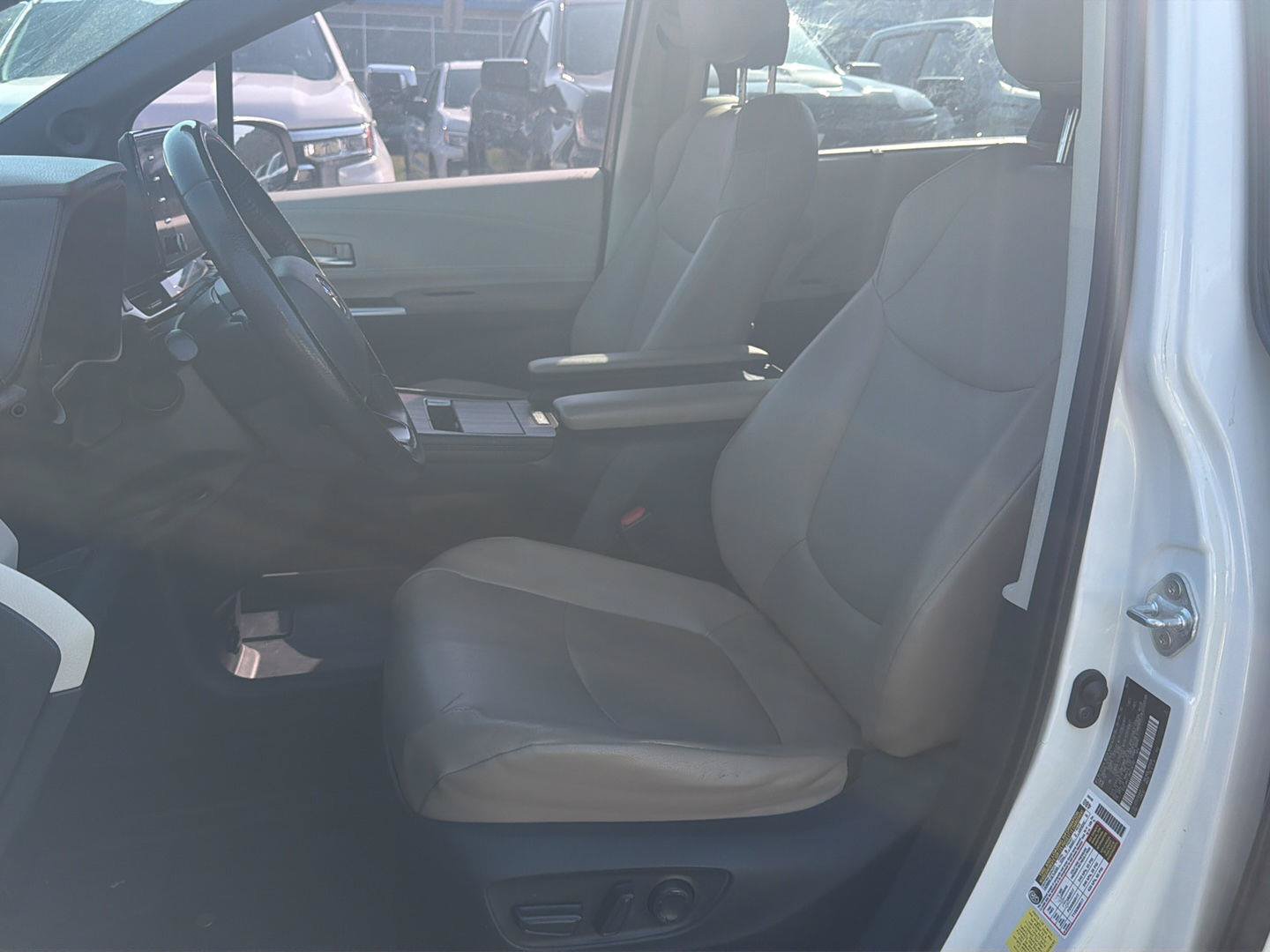 Used 2021 Toyota Sienna XLE w/ XLE Plus Package FWD image 7