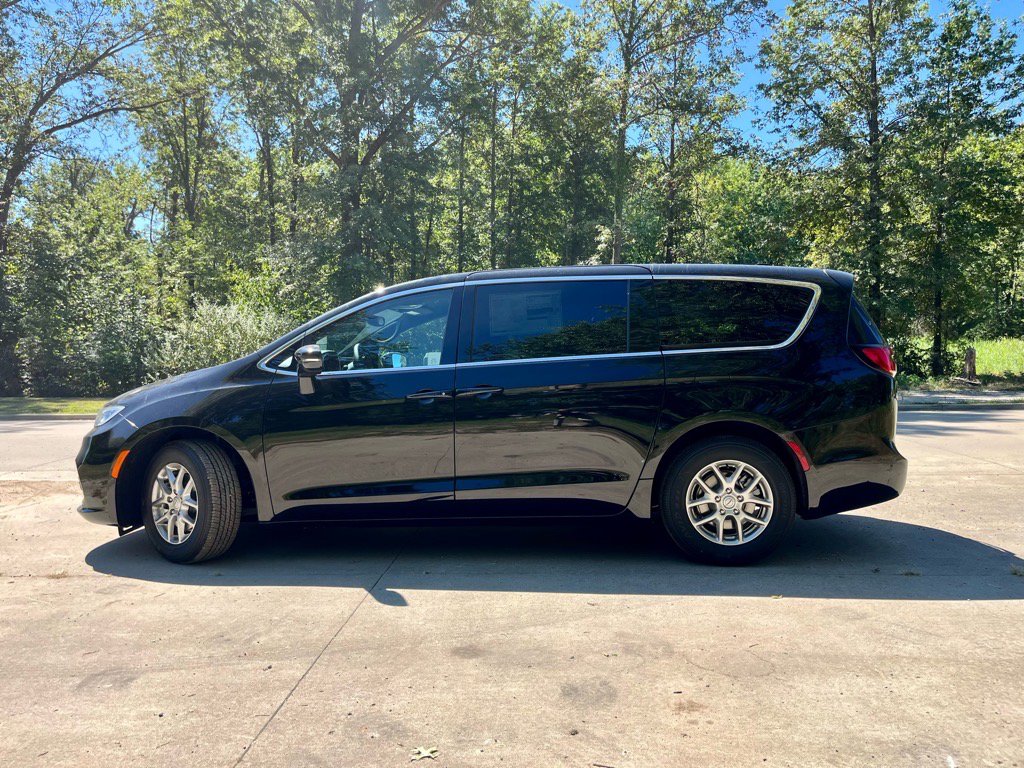 New 2026 Chrysler Pacifica Select image 4