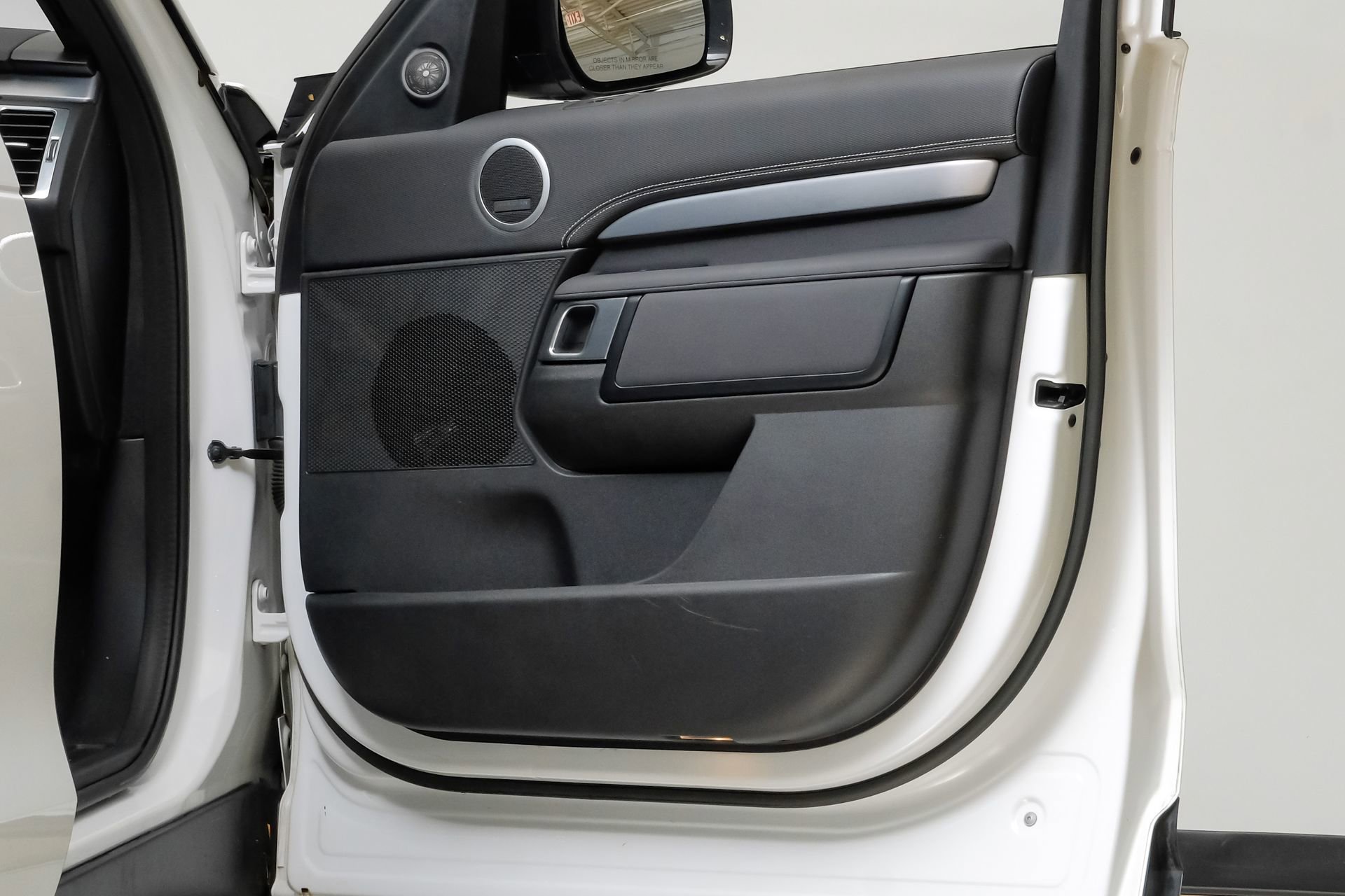 Used 2023 Land Rover Discovery S R-Dynamic image 48