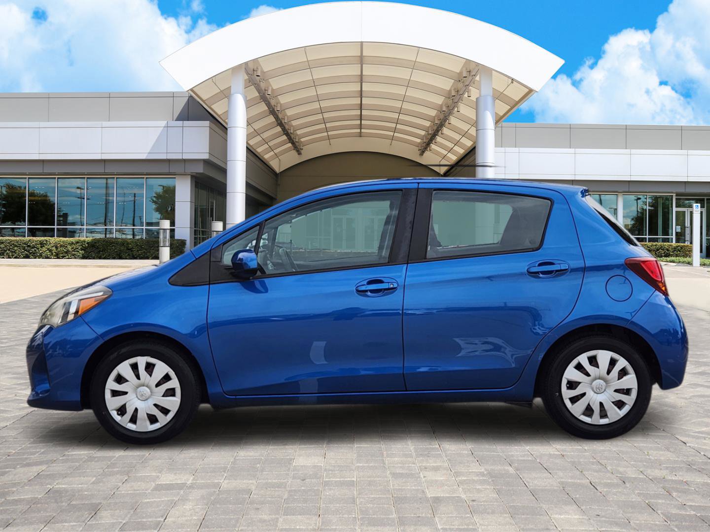 Used 2016 Toyota Yaris L image 3