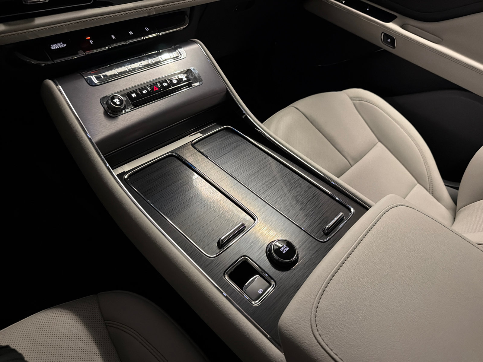 New 2027 Lincoln Aviator AWD image 32