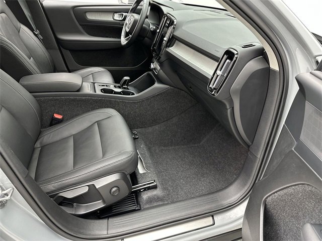 Certified 2025 Volvo XC40 B5 Core image 25