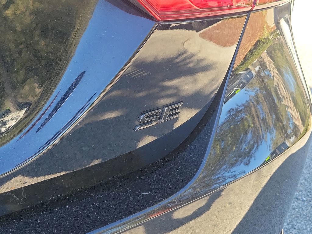 Used 2021 Toyota Camry SE w/ Convenience Package image 6