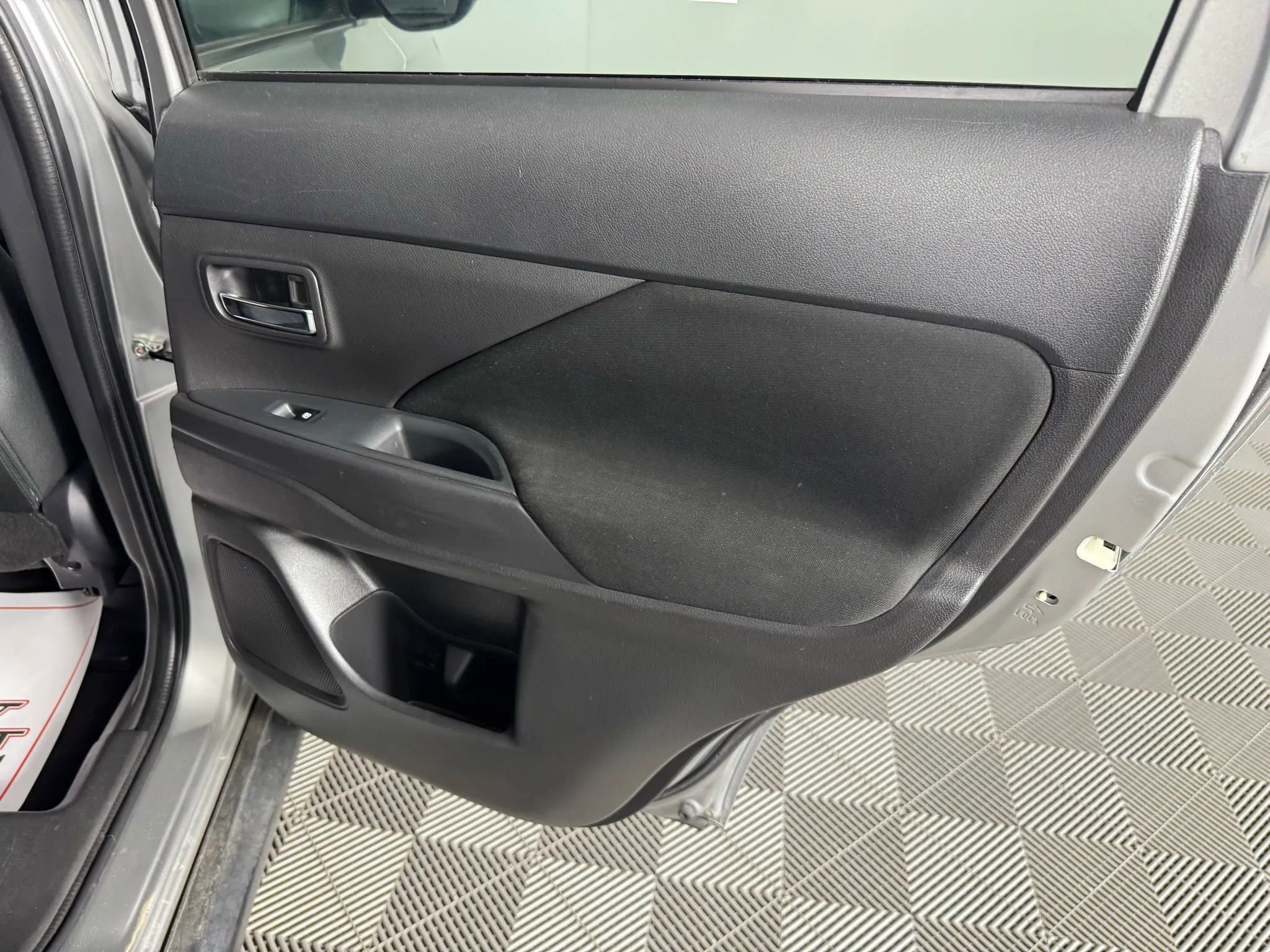 Used 2018 Mitsubishi Outlander ES image 33