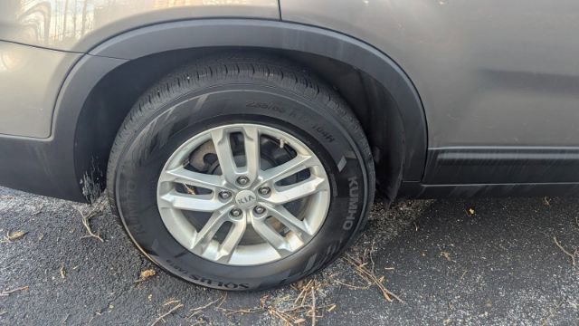 Used 2015 Kia Sorento LX image 12