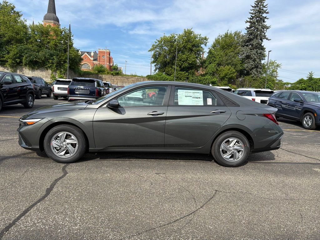 New 2026 Hyundai Elantra SE FWD image 4